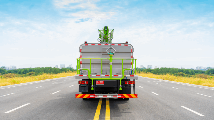 Dongfeng 4WD photovoltaic panel cleaning truck
