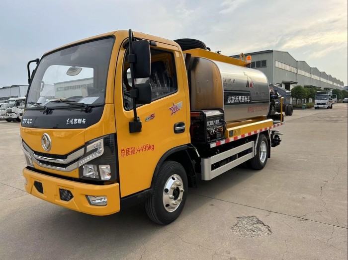 Dongfeng Dolica Asphalt Spreader