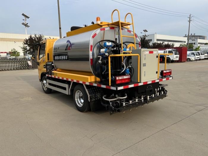 Dongfeng Dolica Asphalt Spreader