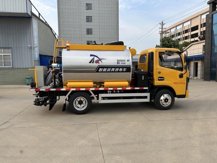 Dongfeng Dolica Asphalt Spreader
