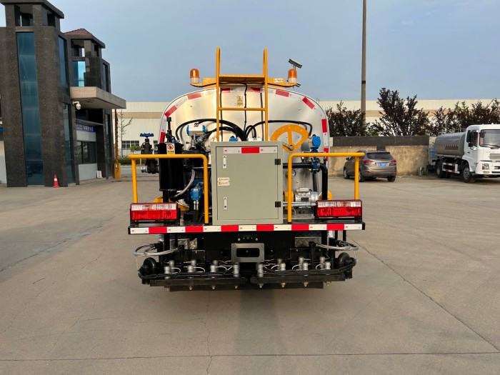 Dongfeng Dolica Asphalt Spreader