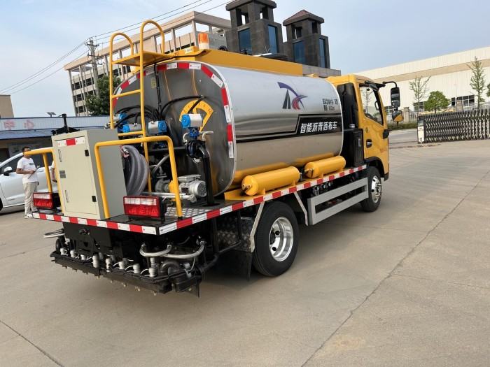 Dongfeng Dolica Asphalt Spreader