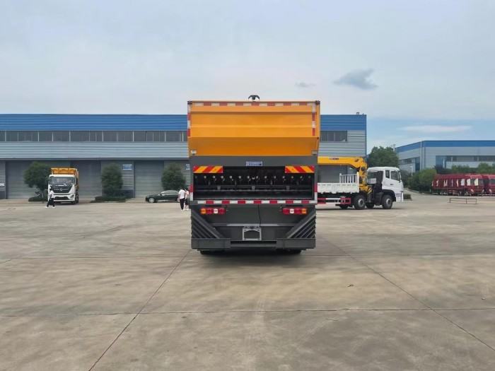 SHACMANL3000 Synchronous Chip Sealing Vehicle