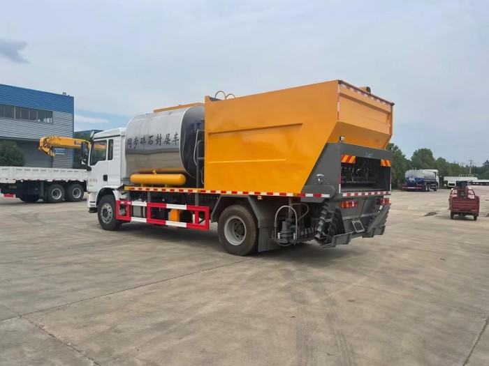 SHACMANL3000 Synchronous Chip Sealing Vehicle