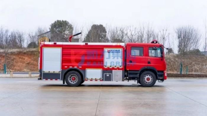 Dongfeng Dolica D9 foam fire truck