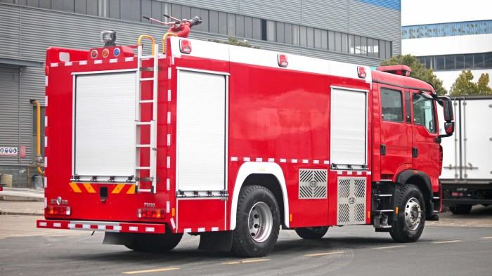 Sinotruk HOWO water tank fire truck
