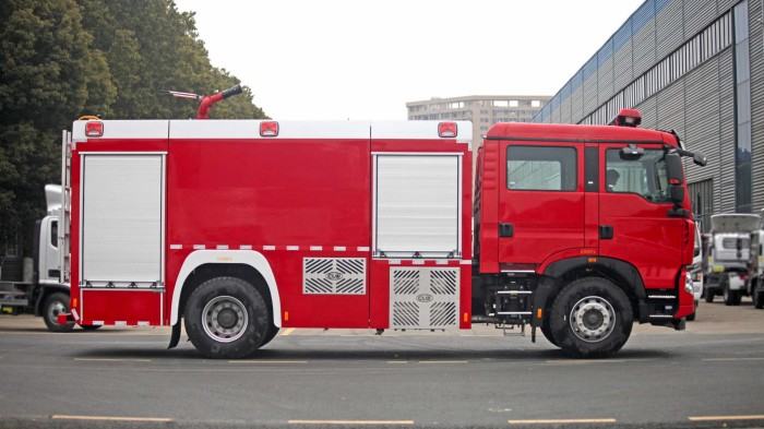 Sinotruk HOWO water tank fire truck