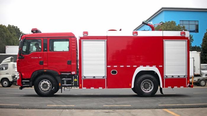 Sinotruk HOWO water tank fire truck