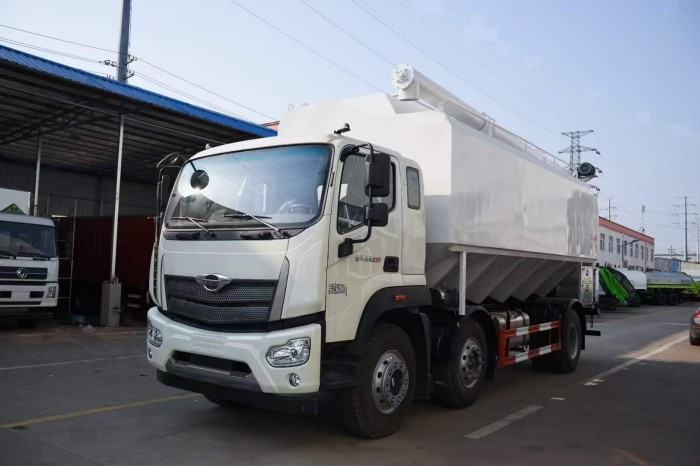 Foton 6x2 bulk feed transport truck