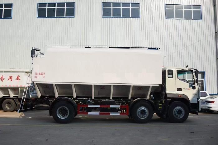 Foton 6x2 bulk feed transport truck