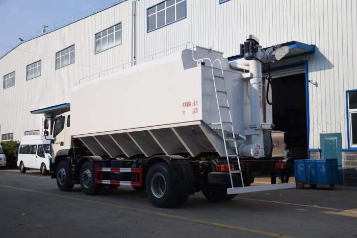 Foton 6x2 bulk feed transport truck