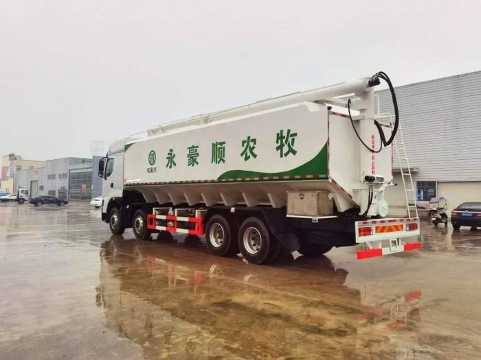 Chenglong 8x4 bulk feed truck