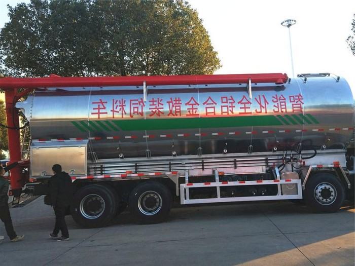 SHACMAN X3000 8x4 Bulk Feed Truck