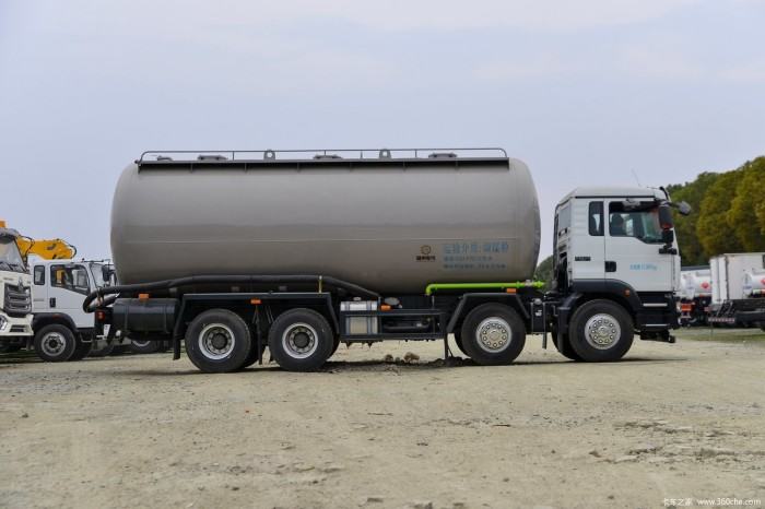 Sinotruk C5H 8X4 Bulk Powder Tank Truck
