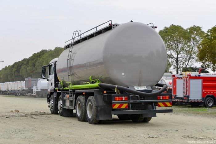 Sinotruk C5H 8X4 Bulk Powder Tank Truck