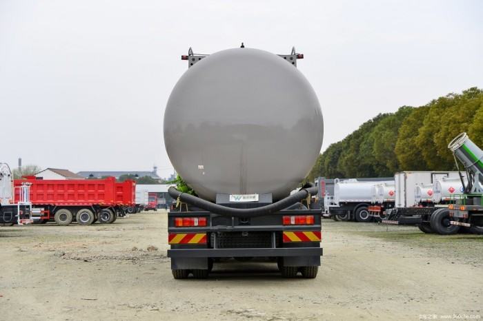 Sinotruk C5H 8X4 Bulk Powder Tank Truck