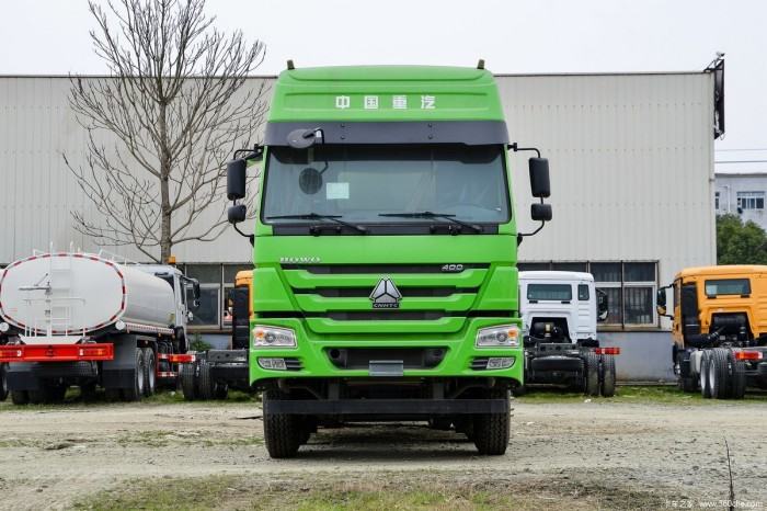 Sinotruk HOWO 8X4 Powder Tank Truck