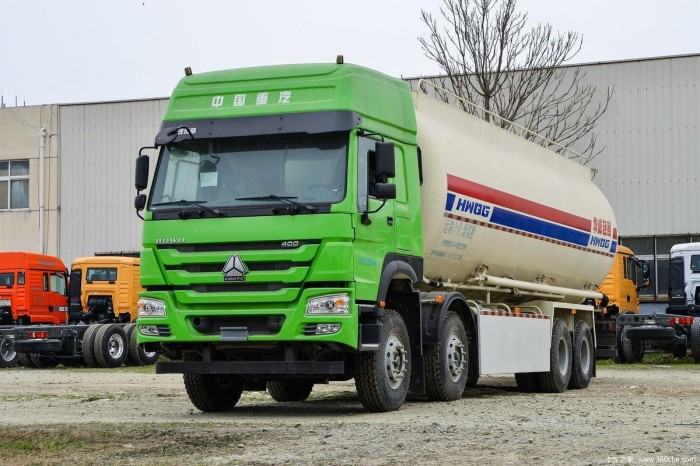 Sinotruk HOWO 8X4 Powder Tank Truck