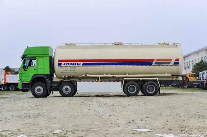 Sinotruk HOWO 8X4 Powder Tank Truck