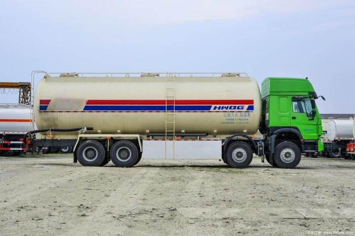 Sinotruk HOWO 8X4 Powder Tank Truck