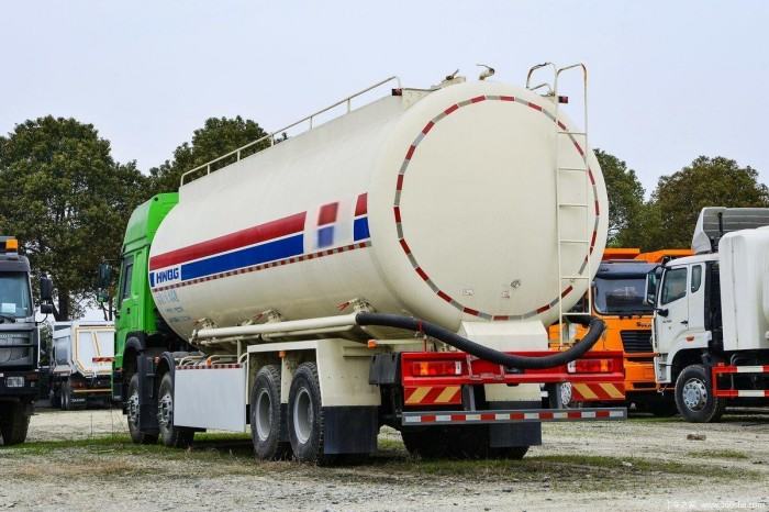 Sinotruk HOWO 8X4 Powder Tank Truck