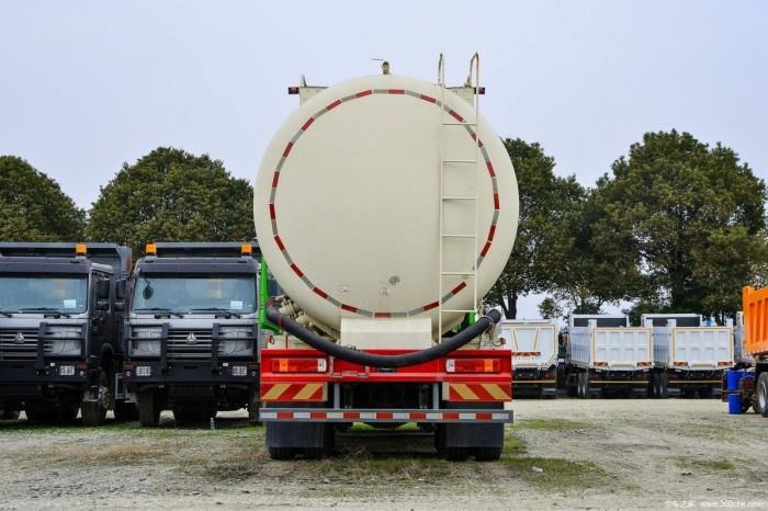 Sinotruk HOWO 8X4 Powder Tank Truck
