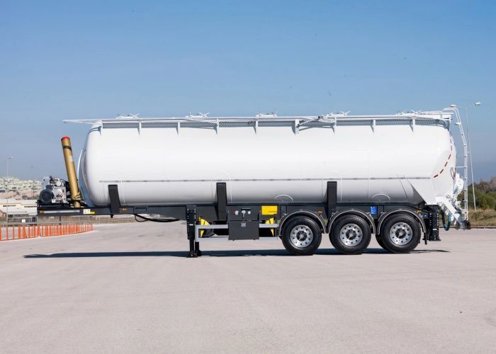 Front lift powder material semi-trailer