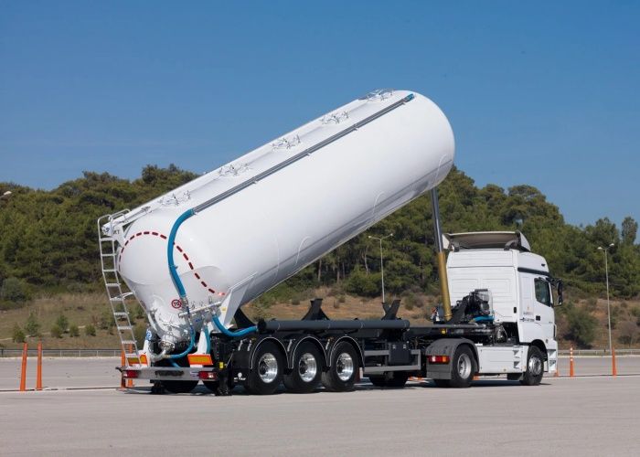 Front lift powder material semi-trailer