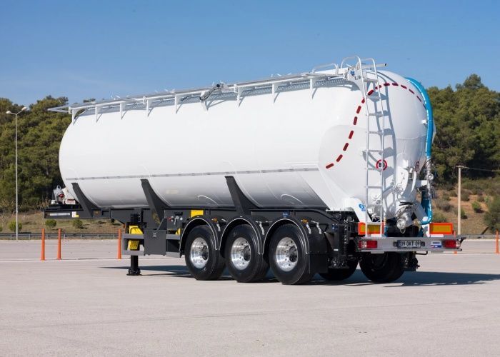Front lift powder material semi-trailer