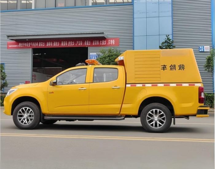 Communication repair and rescue vehicle