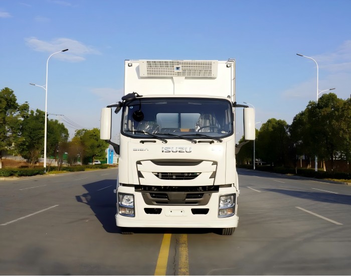 ISUZU 6.8m refrigerator truck