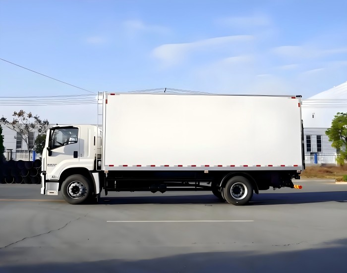 ISUZU 6.8m refrigerator truck