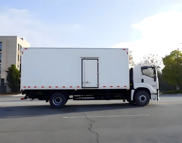 ISUZU 6.8m refrigerator truck