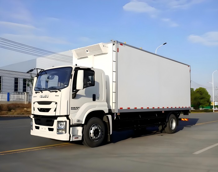 ISUZU 6.8m refrigerator truck