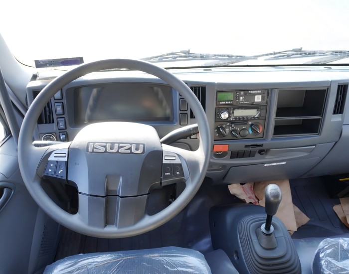 ISUZU 6.8m refrigerator truck