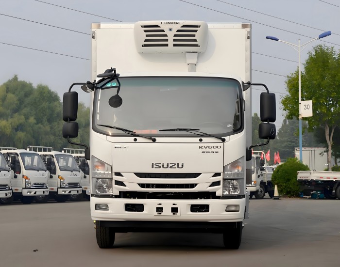 ISUZU 4m Refrigerator Truck