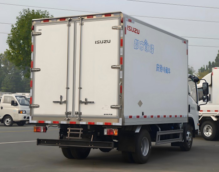 ISUZU 4m Refrigerator Truck