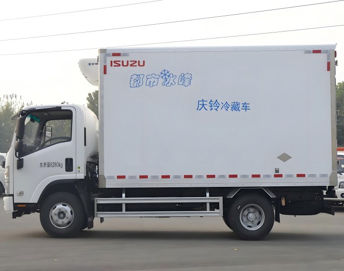 ISUZU 4m Refrigerator Truck
