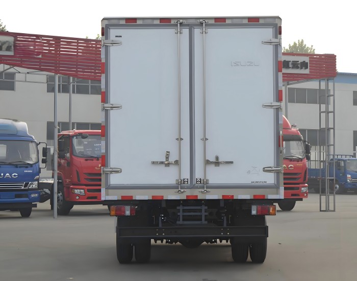 ISUZU 4m Refrigerator Truck