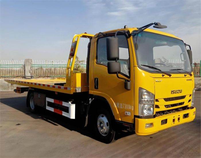 ISUZU Small tow truck