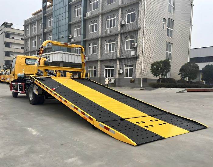 ISUZU Small tow truck