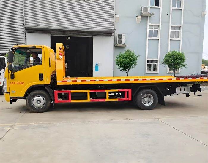 ISUZU Small tow truck